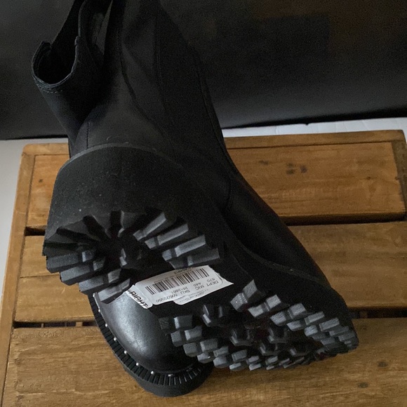 Vince Camuto Meendey Black Leather Pull On Chelsea Fashion Booties Lug Sole NWT - Picture 3 of 6